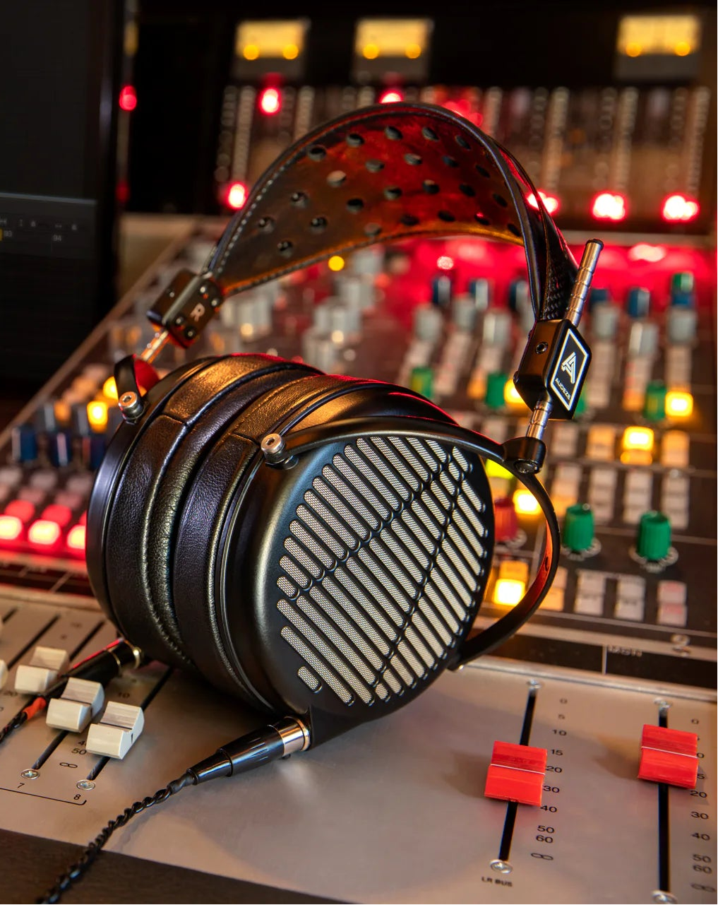 LCD-MX4 Planar Magnetic Headphones – Audeze UK LCD-MX4 Planar Magnetic Headphones – Audeze UK